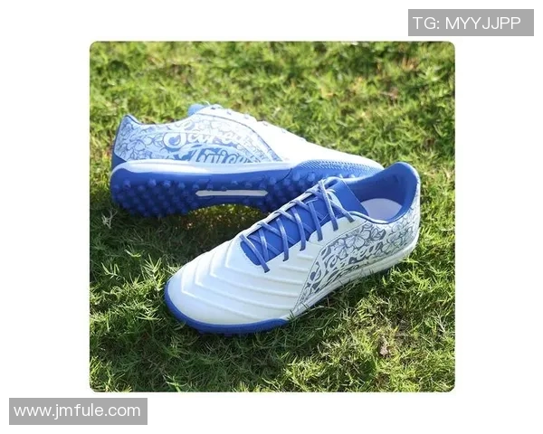 球星同款足球鞋碎钉设计揭秘如何提升球场表现与舒适度